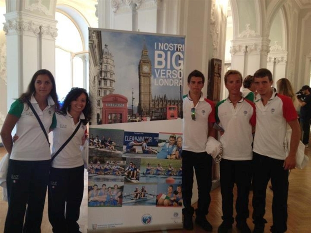 i ragazzi del 4 con e il poster i nostri big verso londra